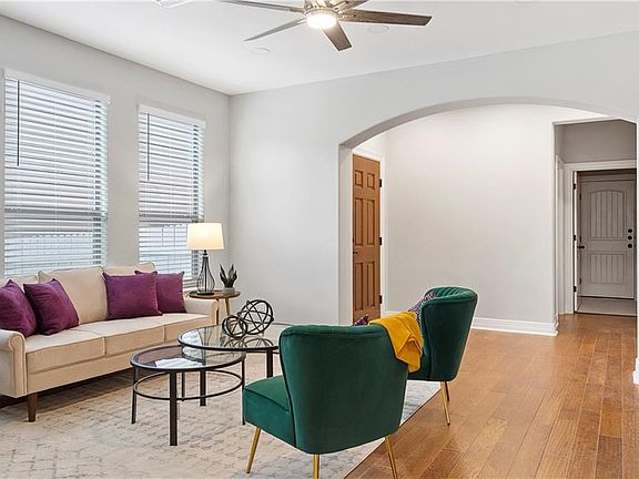 2nd image of 1811 Crown Dr