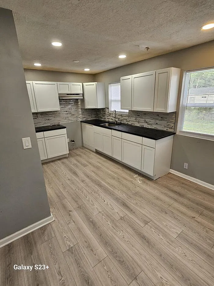 3 bed, 1.0 bath, 981 sqft, $1,350 — Photo 3