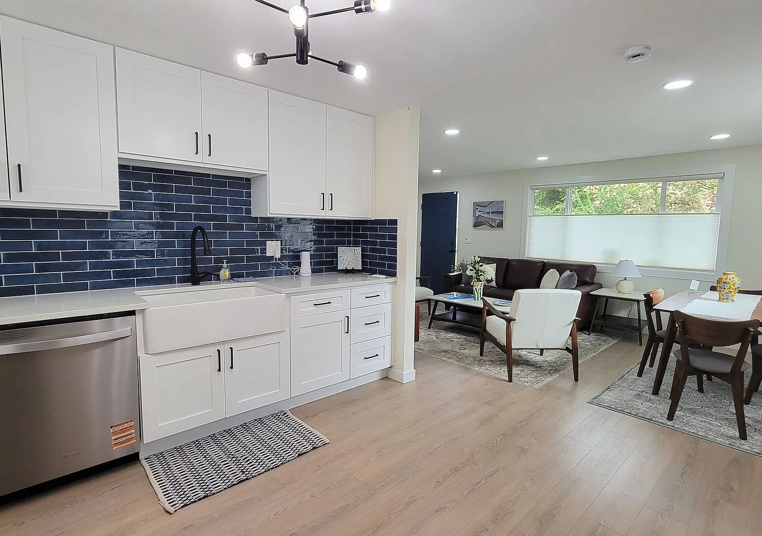Beautifully renovated single family home on extra-large lot with shop. — Photo 4