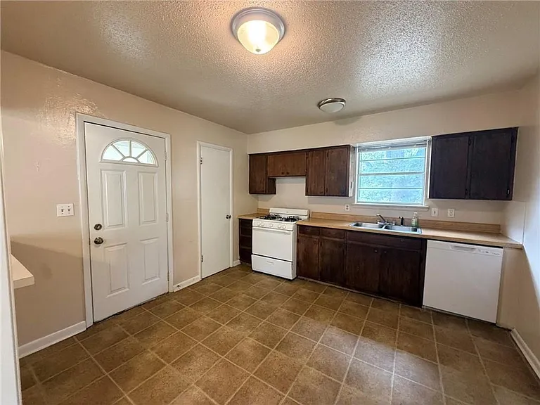 2205 Dogwood Pl — Photo 2
