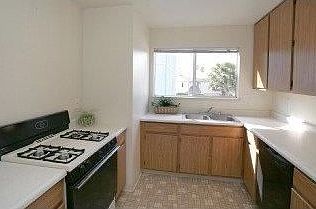 3rd image of 106 Campbell St #3