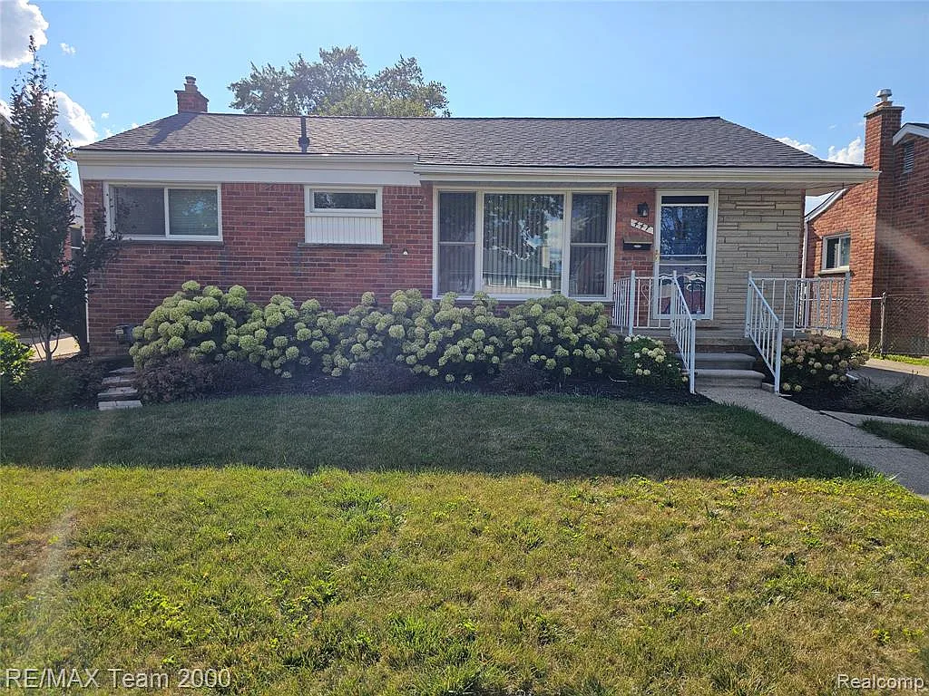 3 bed, 2.0 bath, 1700 sqft, $1,950 — Photo 1