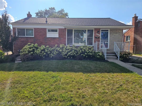 447 Gilman St, Garden City, MI 48135