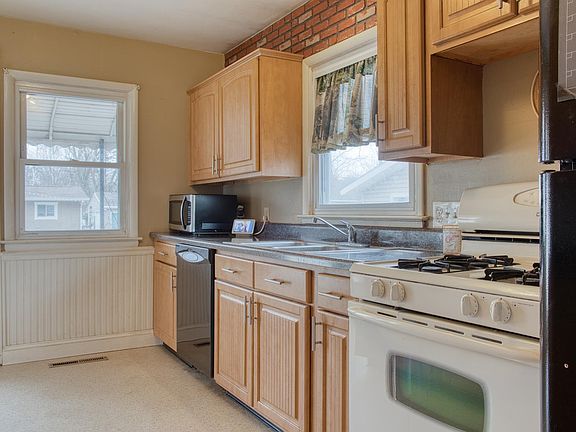 3rd image of 1423 Olmstead St