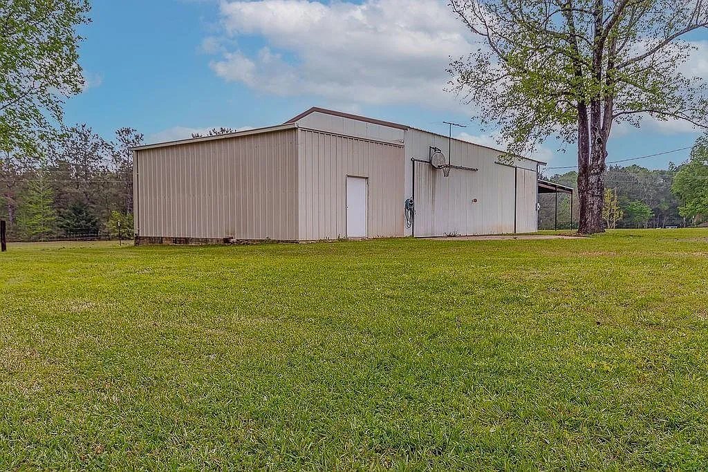 4 bed, 3.0 bath, 3155 sqft, $2,200 — Photo 2