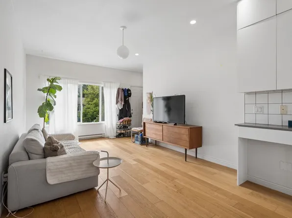 3559 Lakewood St, Vancouver, BC V5N 4V7