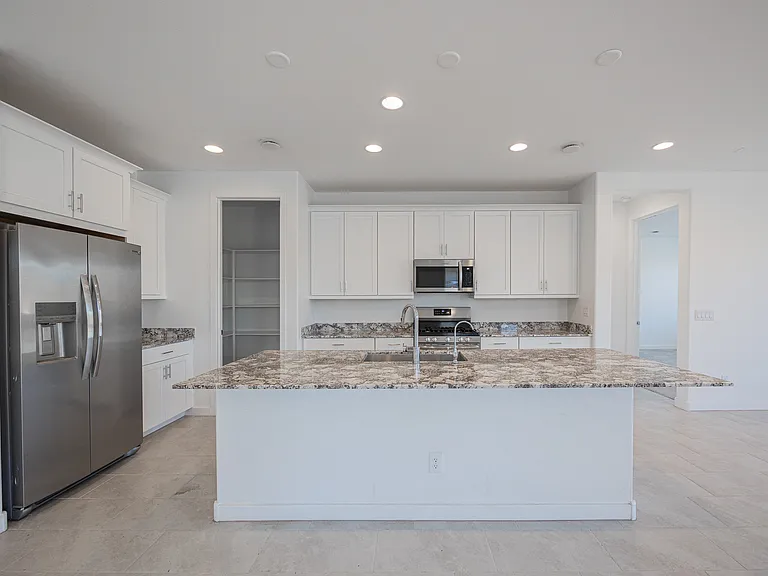 4607 S 111th Dr — Photo 10