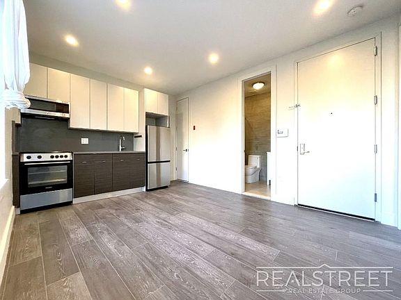 2nd image of 358 Kosciuszko St APT 3C