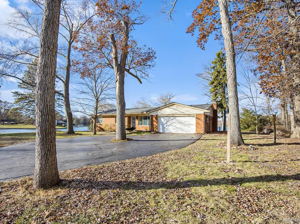 736 Beachway Dr, White Lake, MI 48383