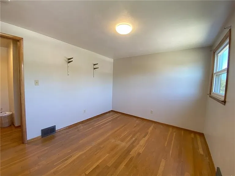 439 Crestview Dr — Photo 26