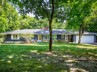 18200 Honeysuckle Ln, Deephaven, MN 55391