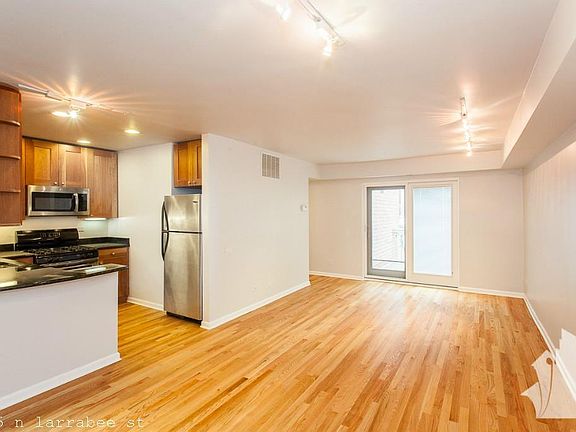 3rd image of 2045 N Larrabee St #325