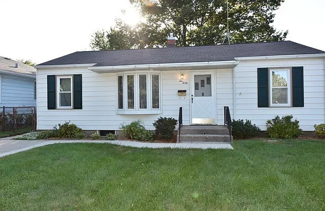 1040 Franklin Ave photo 1