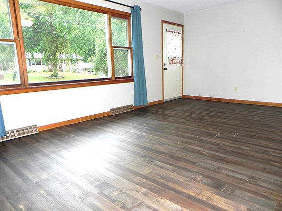 5th image of 20701 Baird Ave