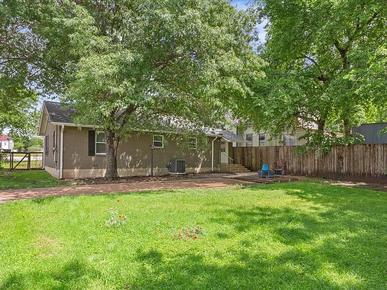 804 Ash St — Photo 17
