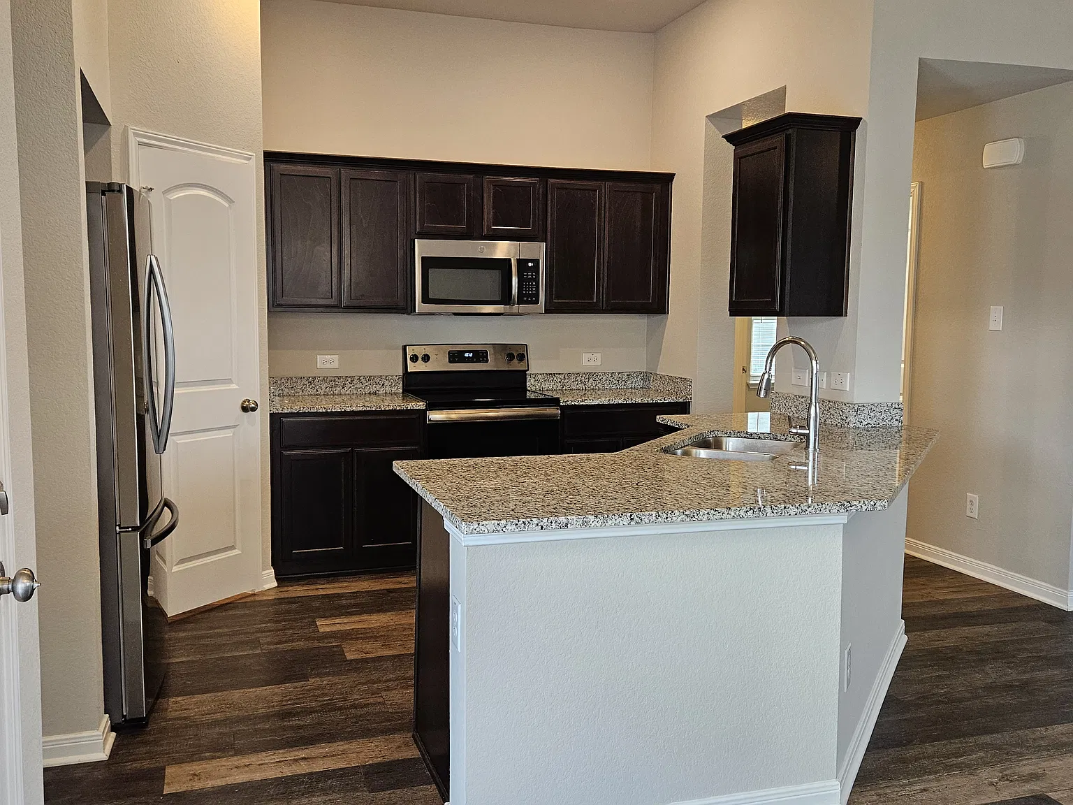 X Delano Drive 1912 -- Kat - 1 — Photo 3