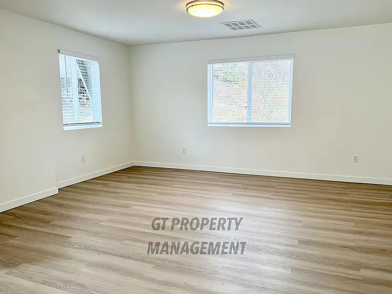 4220 Pasadena Pl NE — Photo 9