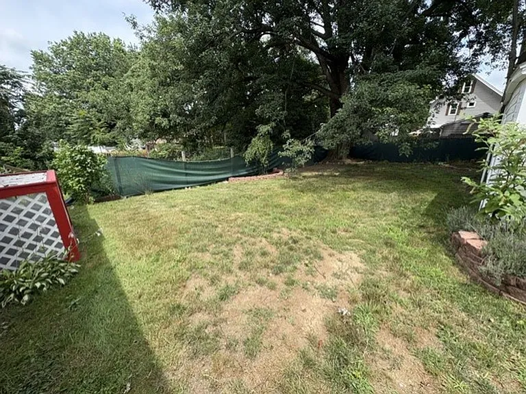 781 Saxon Ave — Photo 9