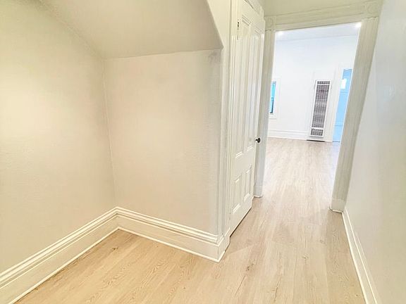 3rd image of 15B Belcher St