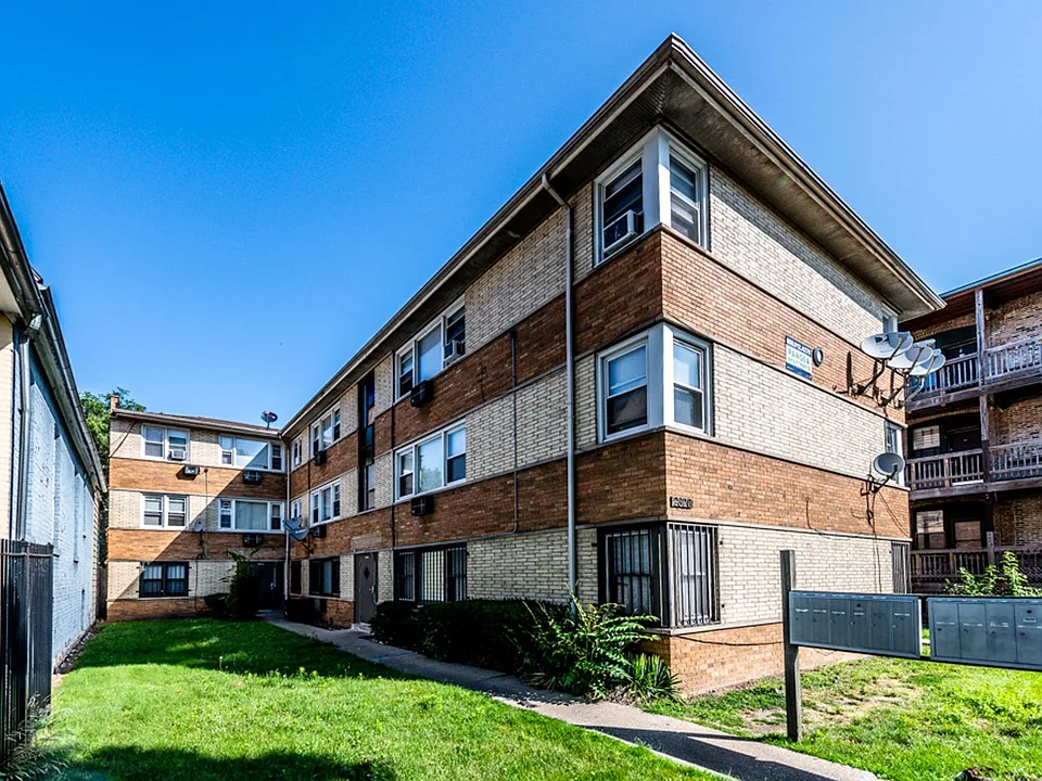 2826 E 76th