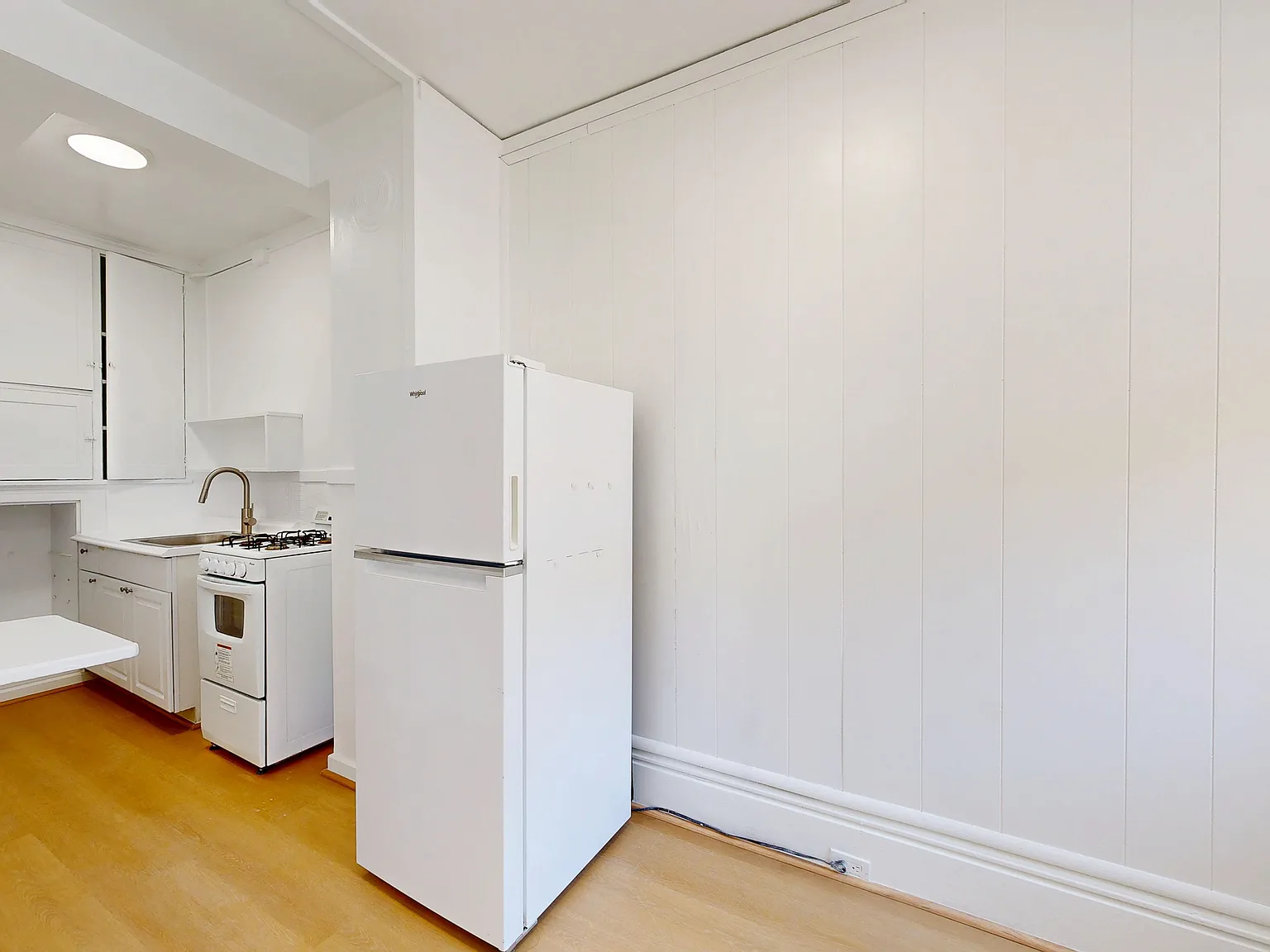 Top-Floor Studio with City Convenience Pet Friendly — Photo 2
