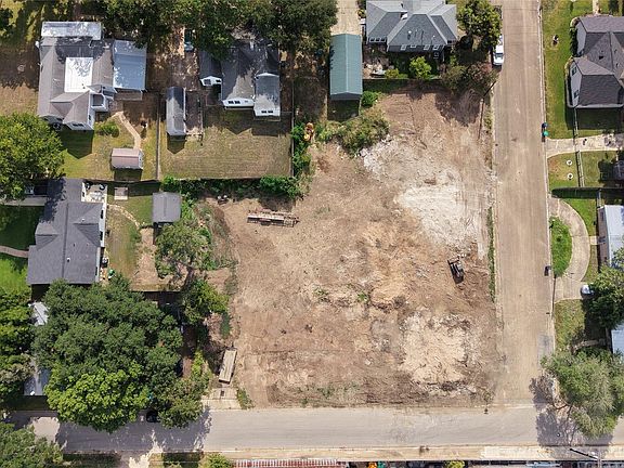 3rd image of 1702 S Baylor St