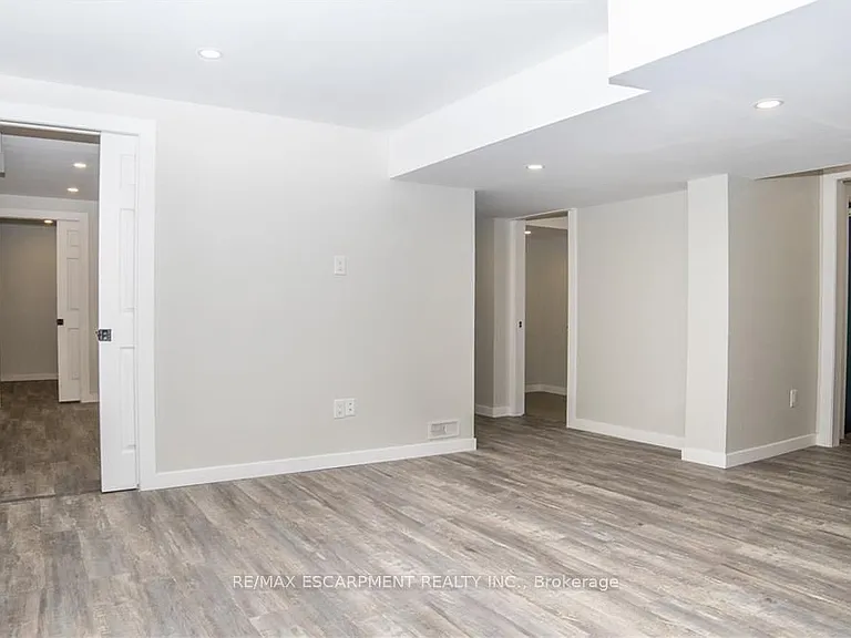 43 Fleming Cres #LOWER — Photo 3