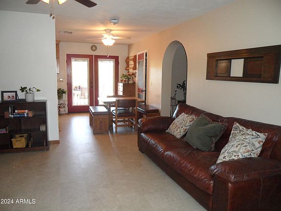 3rd image of 202 W GRAY Drive