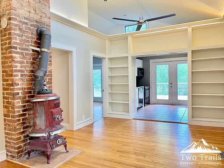 732 Florida Ave — Photo 4