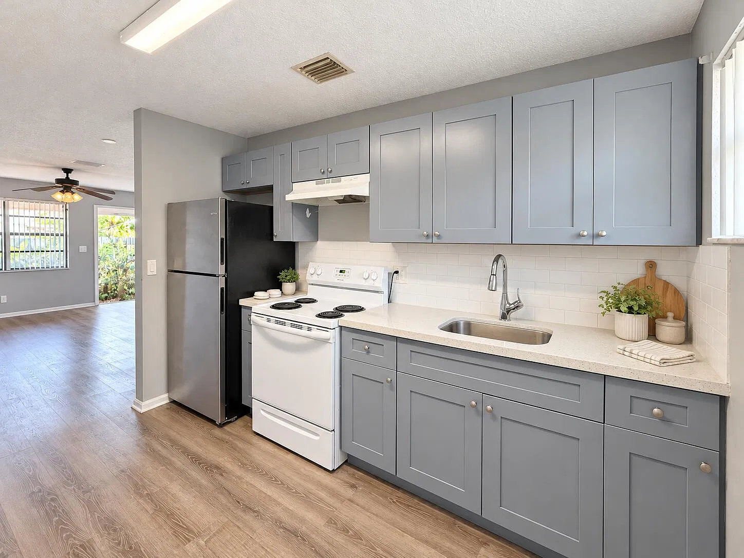 3 bed, 1.0 bath, 900 sqft, $2,400 — Photo 3