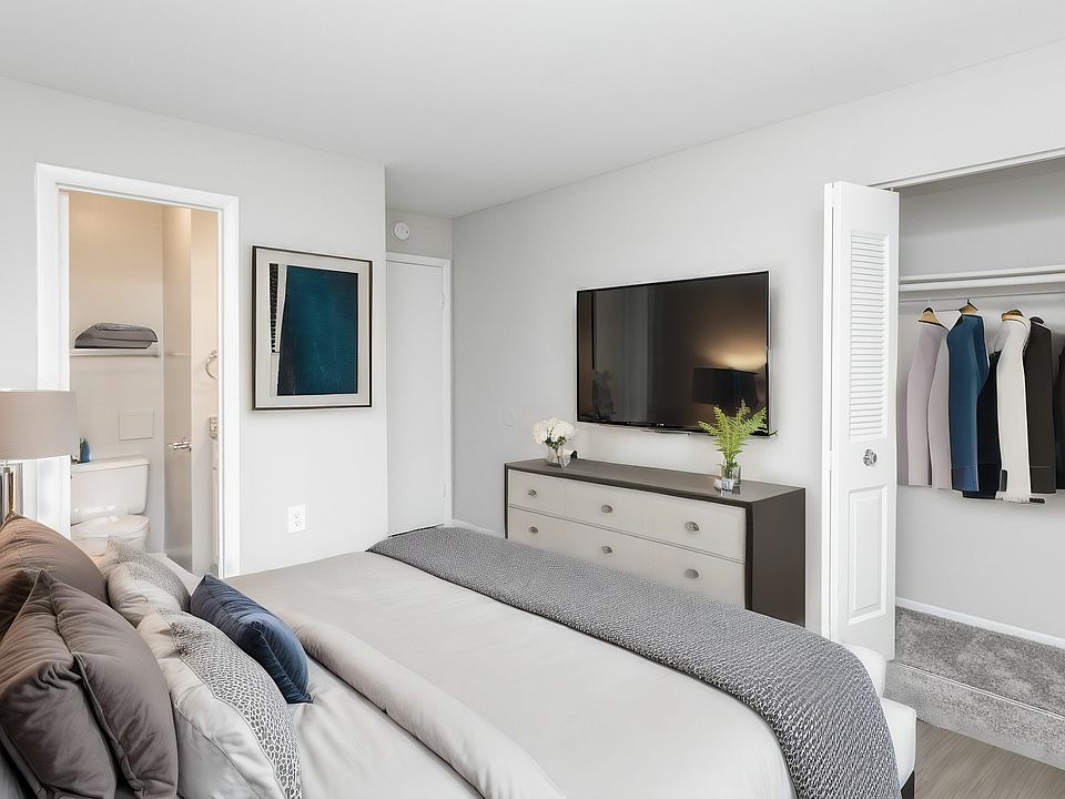 Bedroom at Autumn Columbia Apartments