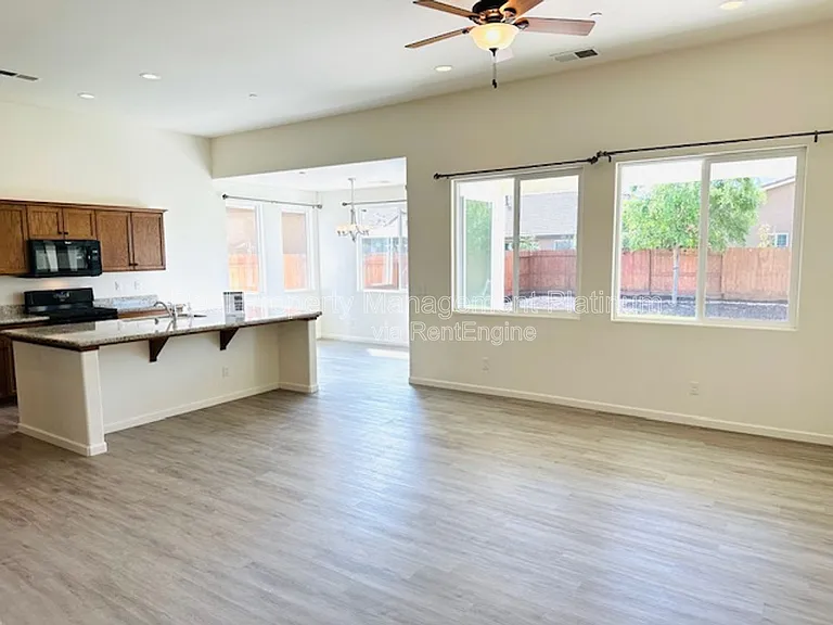7605 E Giavanna Ave — Photo 3