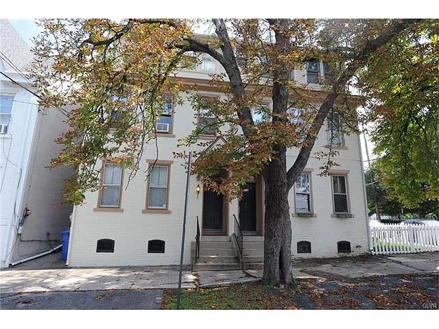 730 Center St photo 1
