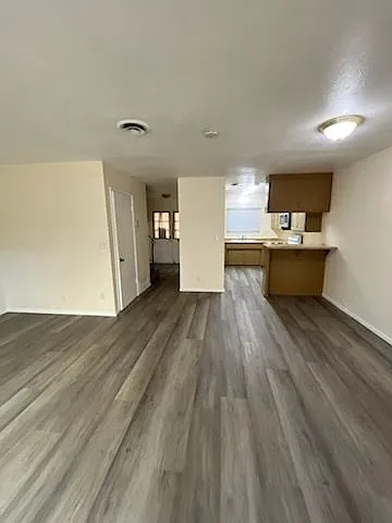 660 E Lee Pl — Photo 2