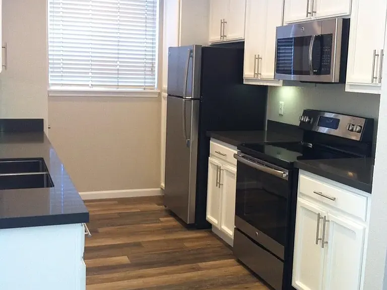 2x2 / 986 sf - Kitchen