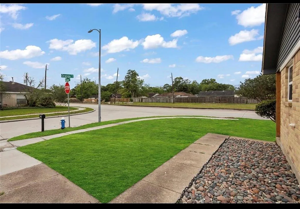 3 bed, 1.0 bath, 1069 sqft, $1,900 — Photo 4