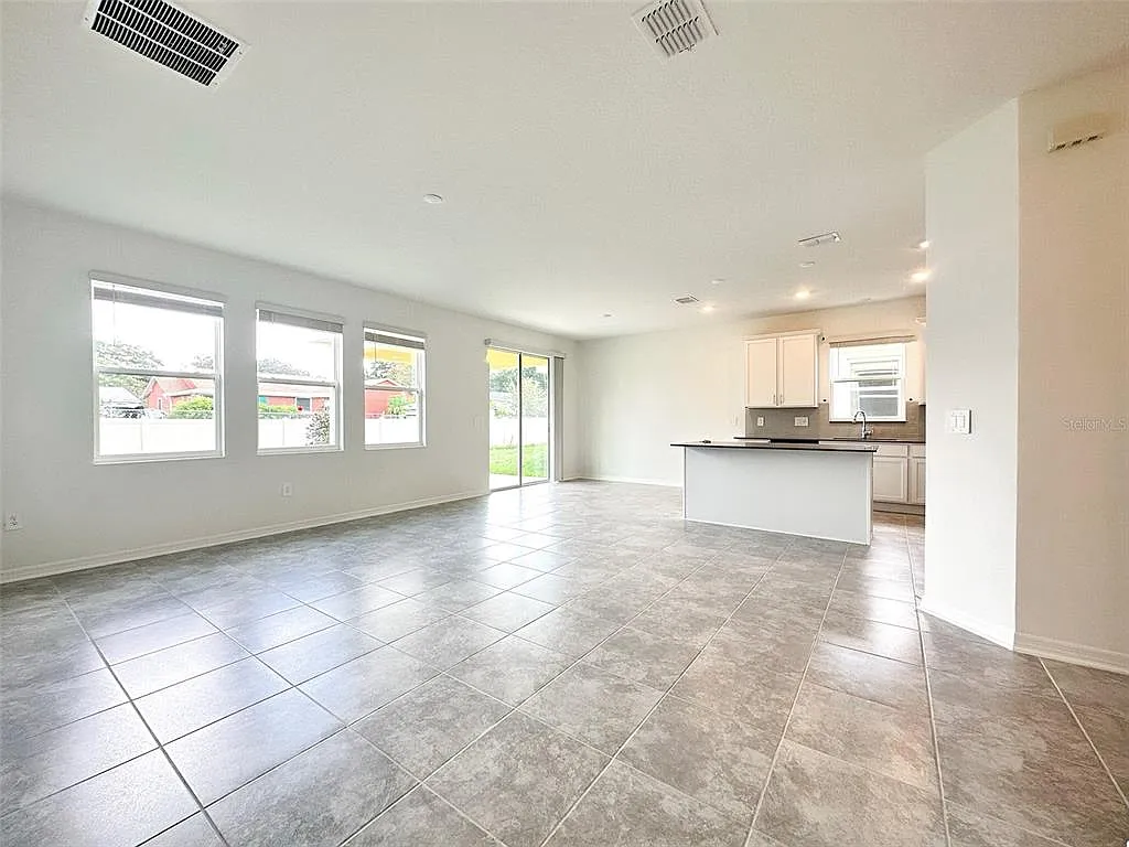 4 bed, 2.0 bath, 1853 sqft, $1,990 — Photo 4