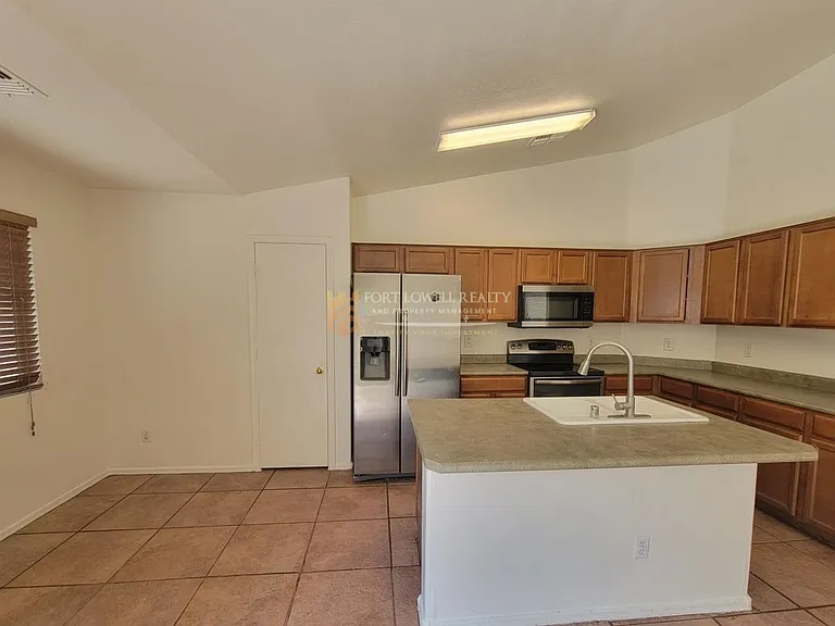 3133 W Huntington Dr — Photo 5