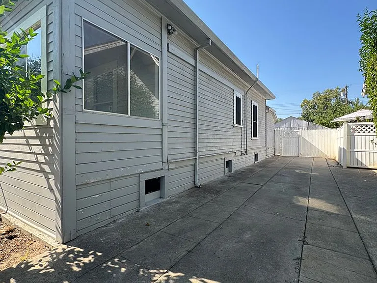 513 E Walnut St — Photo 25