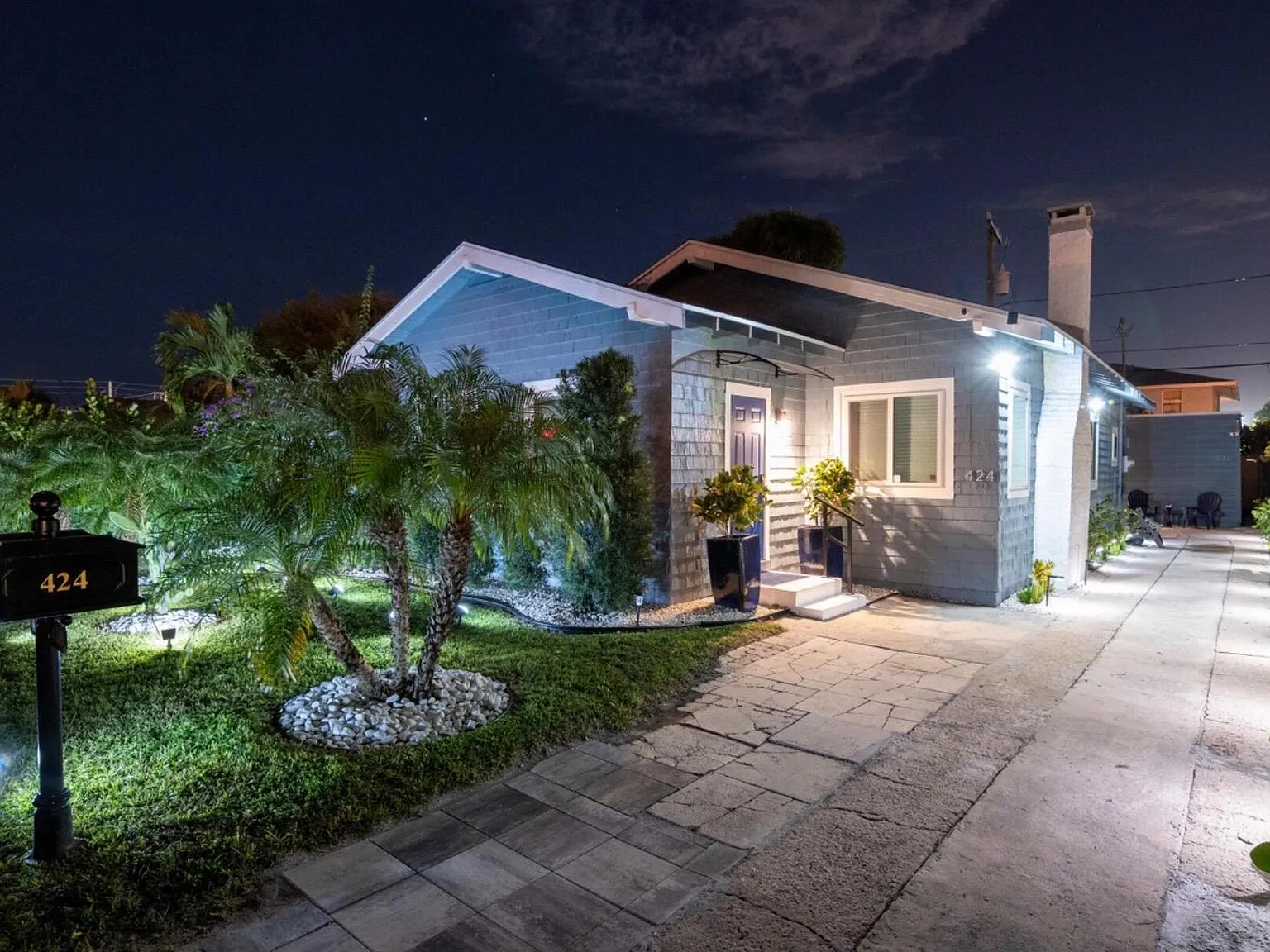 2 bed, 1.0 bath, 1052 sqft, $3,300 — Photo 2
