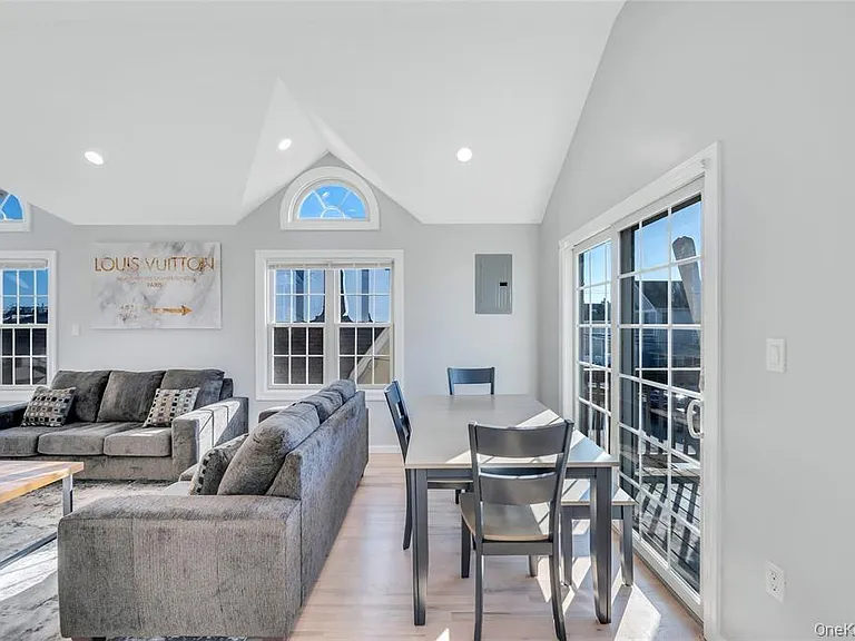 68 Brookline Ave #UPPER — Photo 2