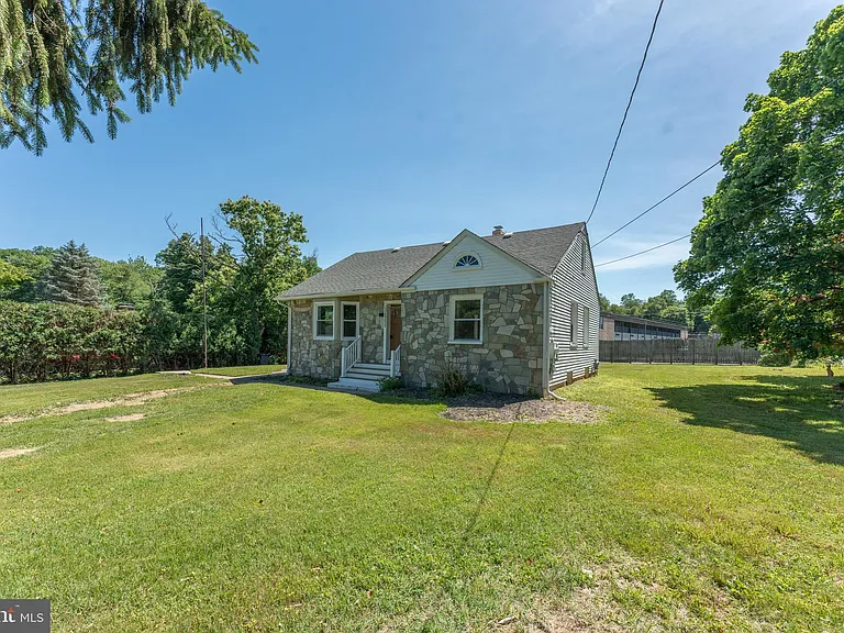 75 Reeder Ave — Photo 42