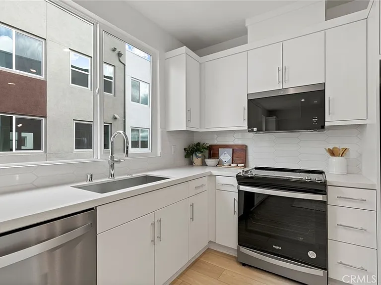 585 S Lyon St — Photo 25