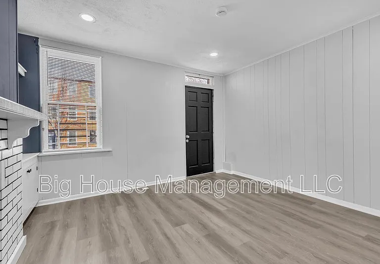 1105 W Lombard St — Photo 28