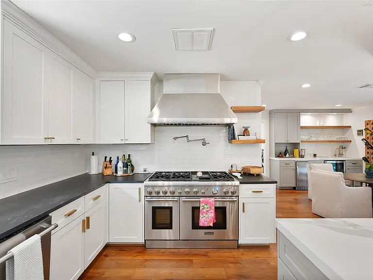 9411 Endicott Ln — Photo 24
