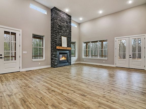 4th image of 548 Acorn Ln