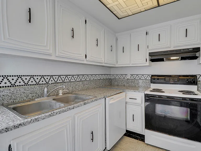410 Wilma Cir #308 — Photo 34