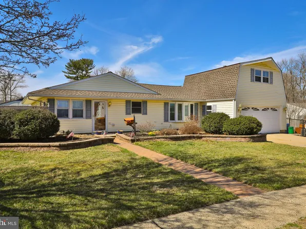 59 Maple Ln, Levittown, PA 19054