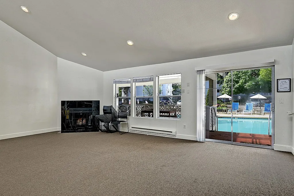 9805 Avondale Rd NE - SAM — Photo 2