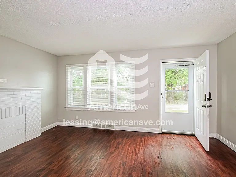 1424727_004_living_room_4.jpg